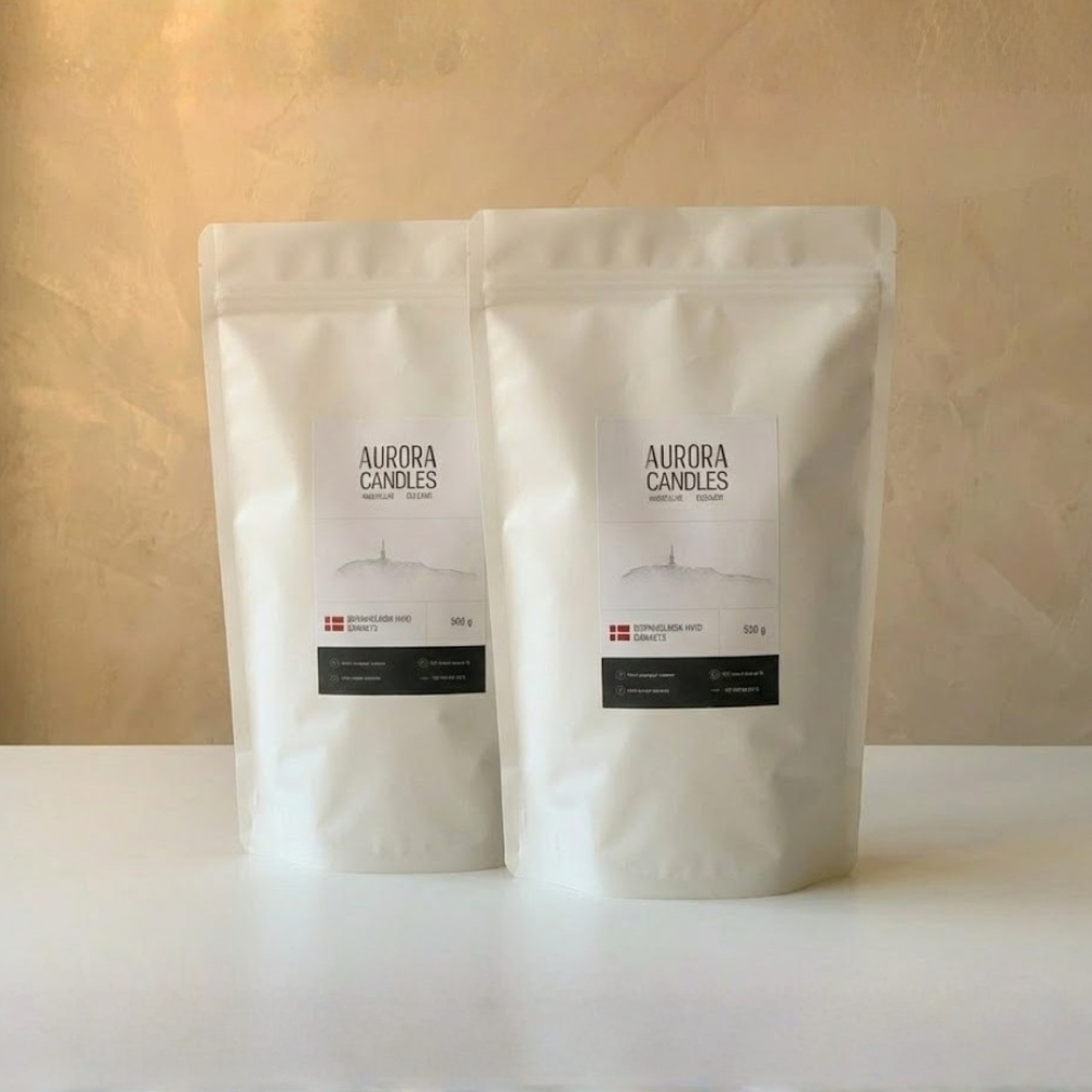 To poser Aurora Candle sandlys á 500g, perfekt til større gave eller refill