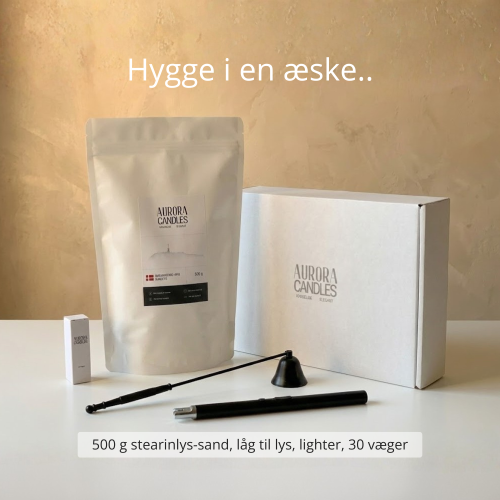 Hygge Kit indeholder: 500 g sandlys, en genopfyldelig lighter, et låg til lyset og 30 væger – alt samlet i en elegant hvid gaveæske, perfekt til hyggelige aftener.