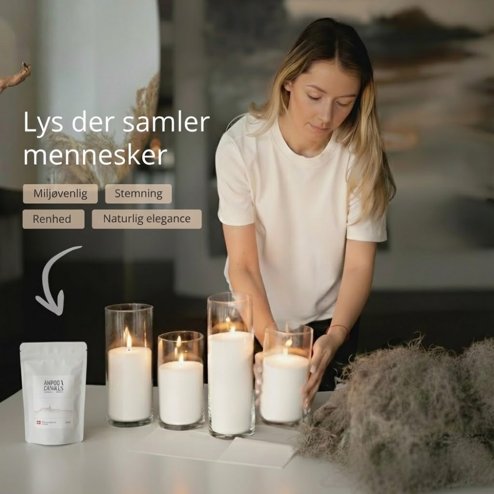 Kvinde, der arrangerer stearinlys på et bord med tekst om stearinlys på dansk.