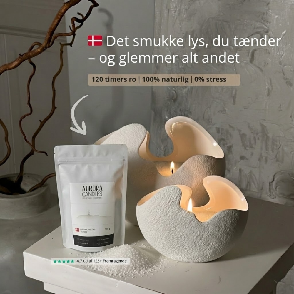 Lyseskål med tændte stearinlys på en træoverflade ved siden af en pakke Aurora Candles, med tekstoverlay.